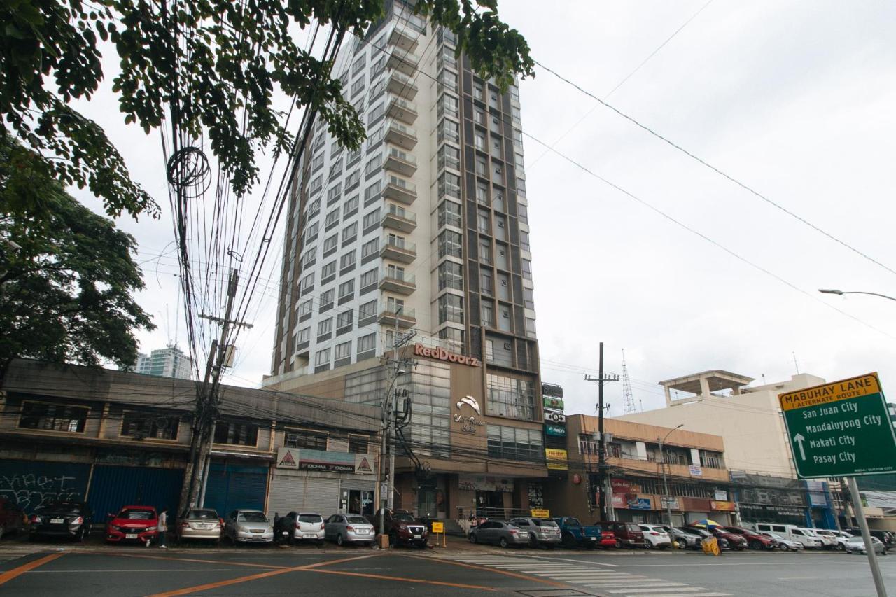 Reddoorz Premium @ West Avenue Quezon City Manila Exterior photo